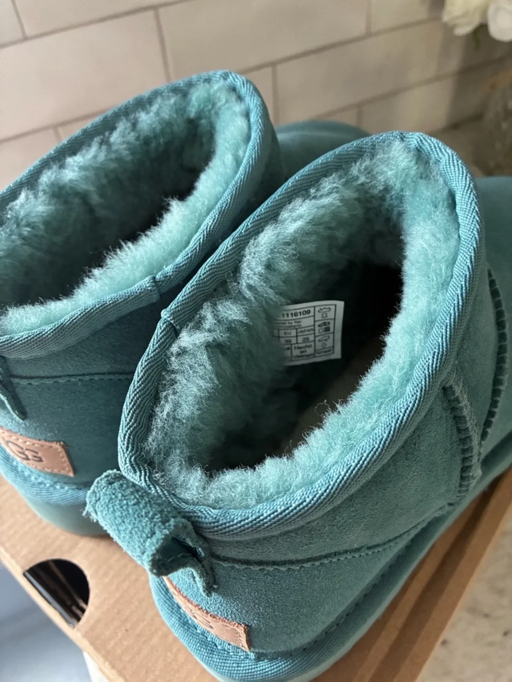 EUC Women’s Uggs Ultra Mini Size 8 Teal Blue
